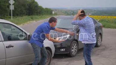 两个人在道路上的汽车保险事故后争吵。 慢生活方式运动视频。 两个司机